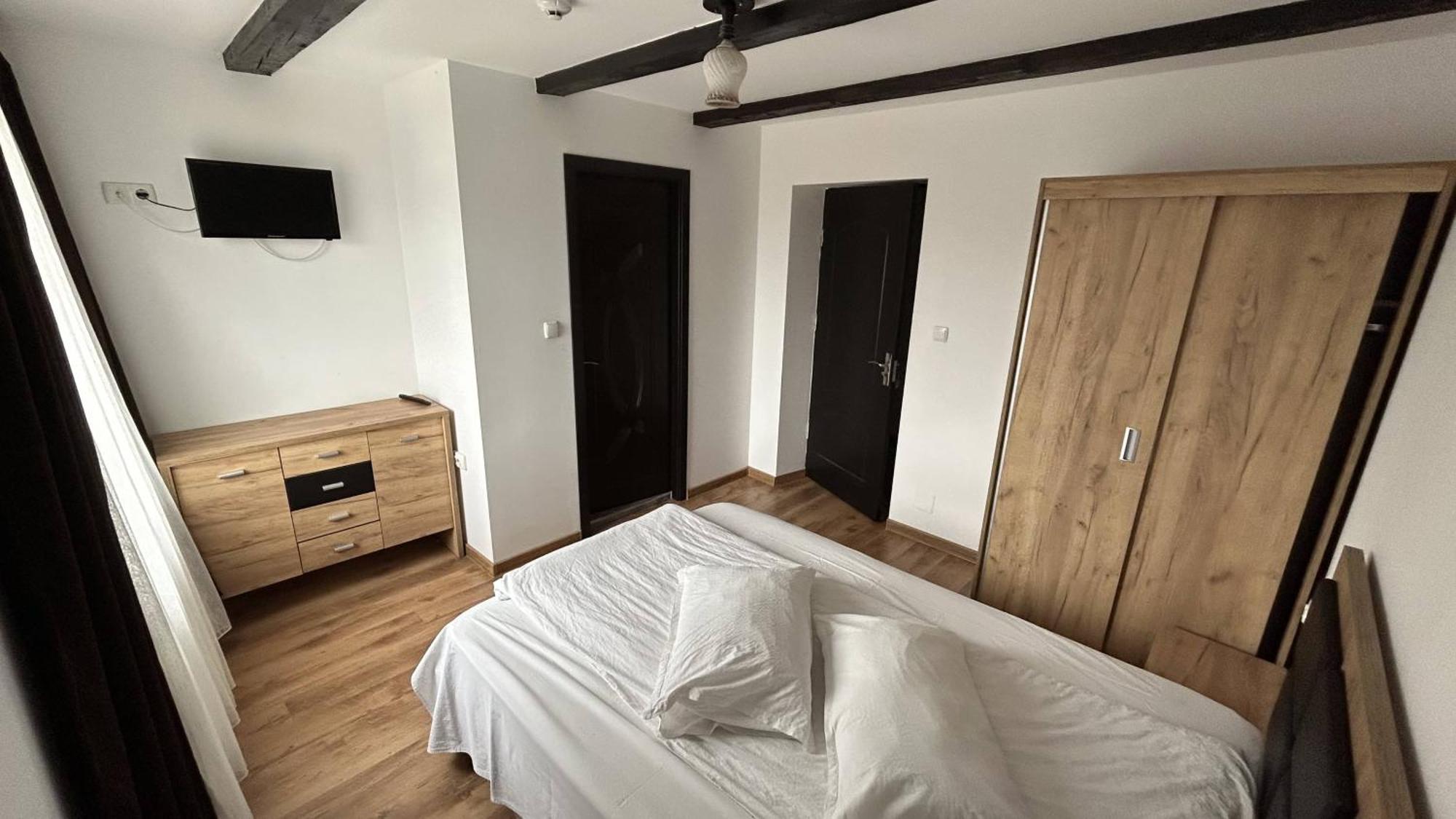 Hotel Intim Rădăuţi Buitenkant foto