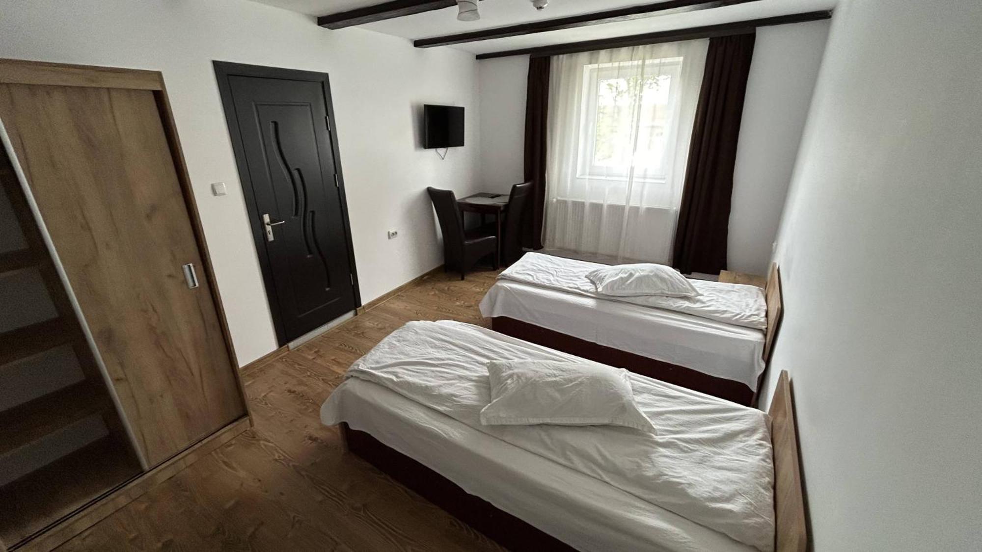 Hotel Intim Rădăuţi Buitenkant foto