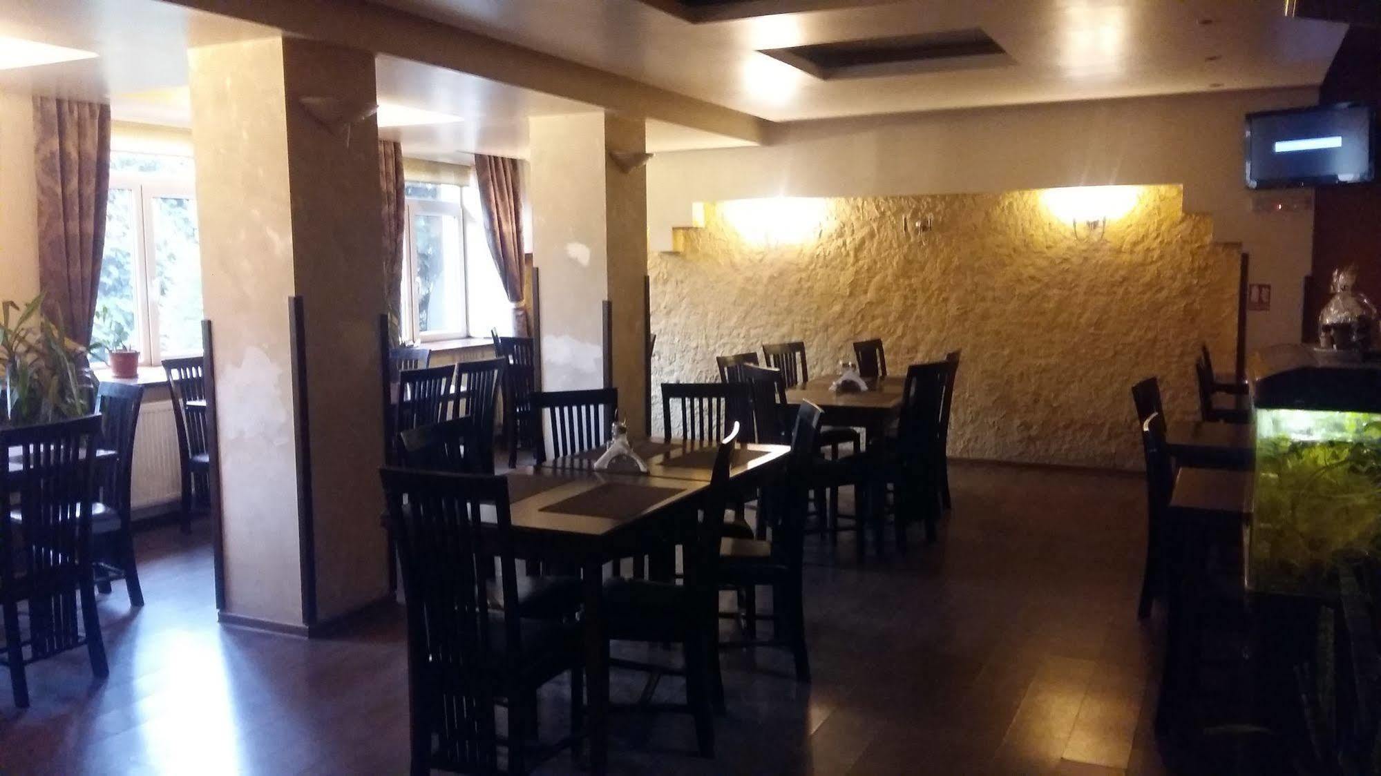 Hotel Intim Rădăuţi Buitenkant foto